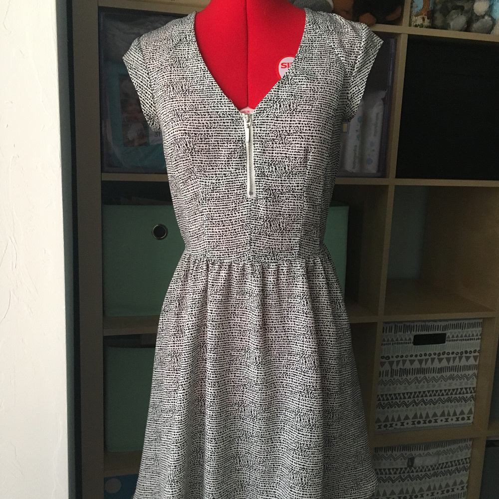 H&M Black and White print dress Sz4